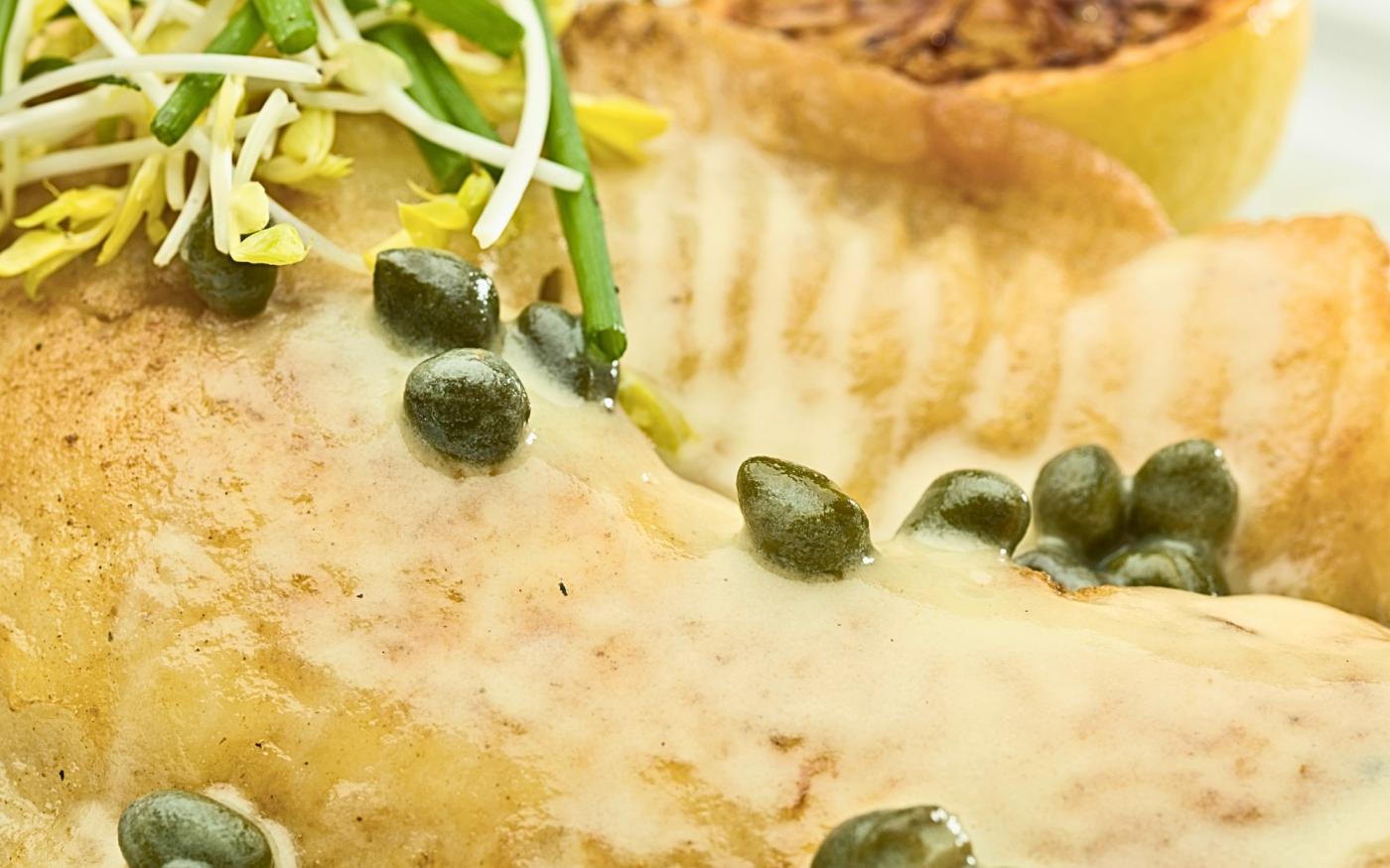 Gebakken roodbaarsfilet met kruidenpuree en kappertjessaus