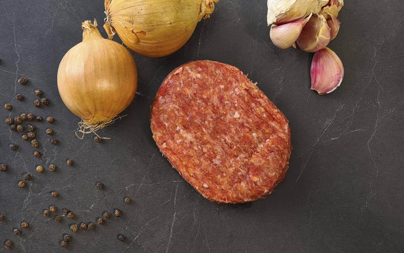 Hamburger met boontjes en pepersaus