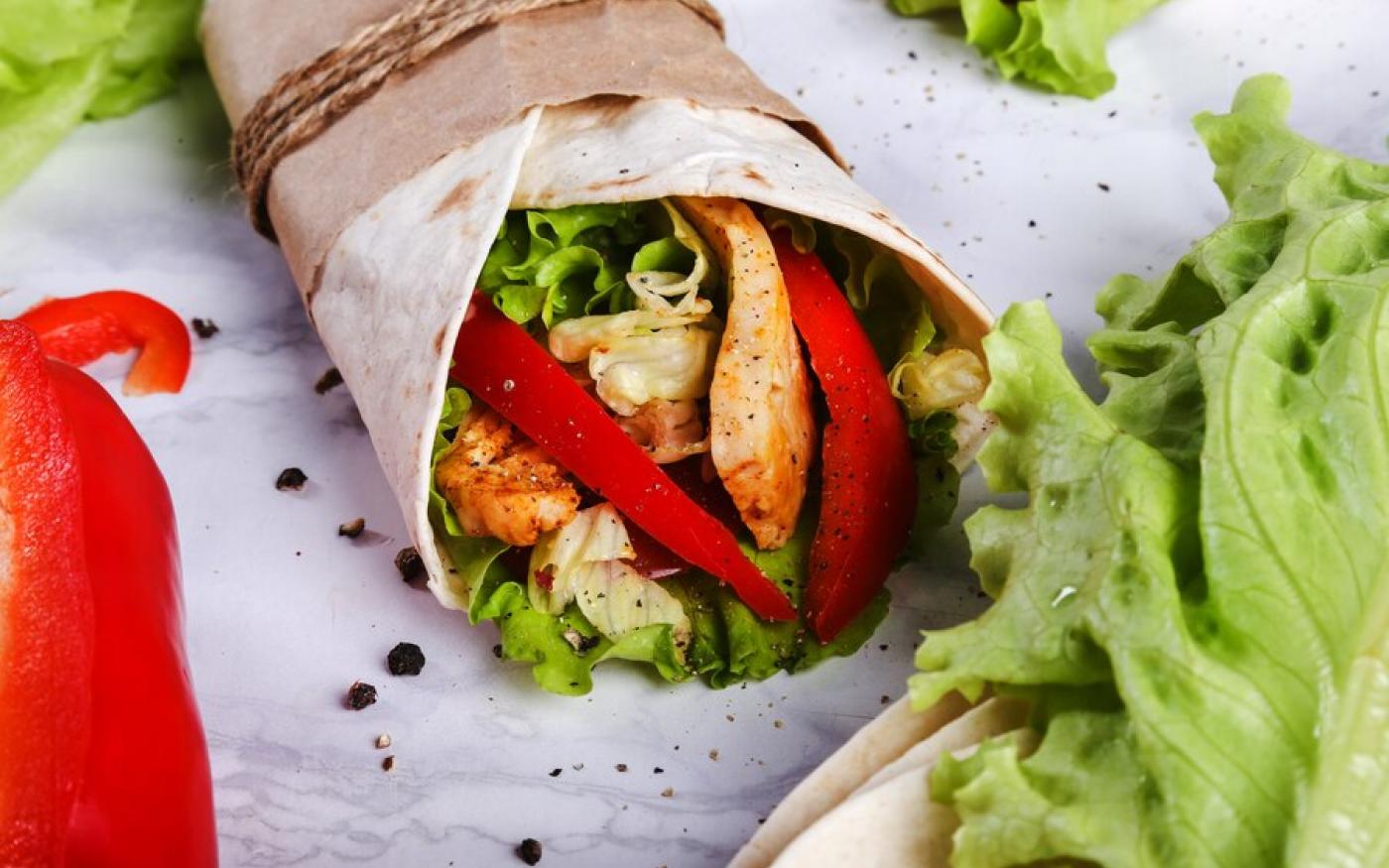 Wrap met pikante kippenblokjes