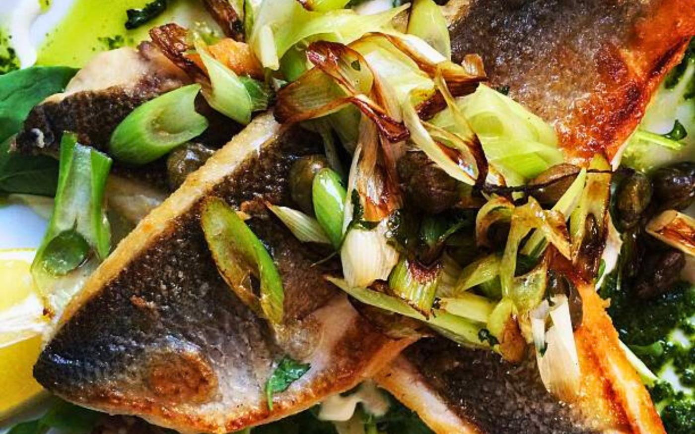 Zeebaars met kokkels, zeekraal, knolselderpuree en spinaziesaus