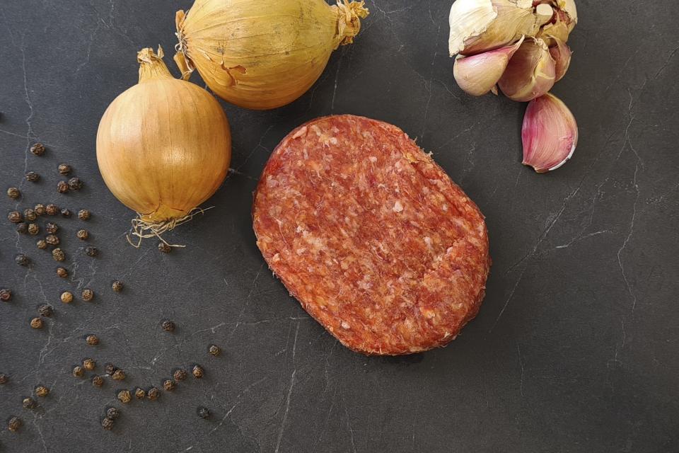 Hamburger met boontjes en pepersaus