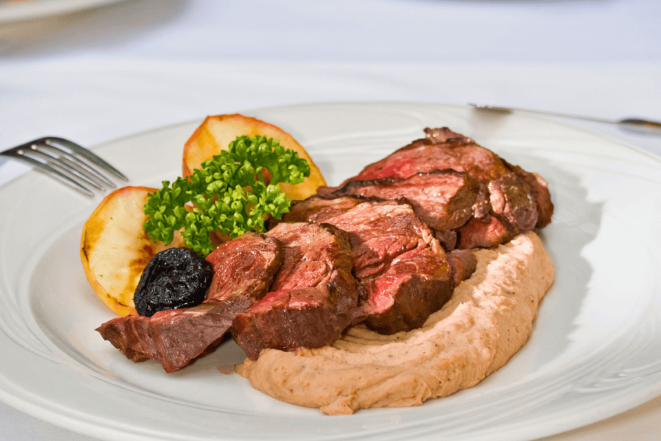 Hertfilet met kastanjepuree, pruimen en gegrilde appel
