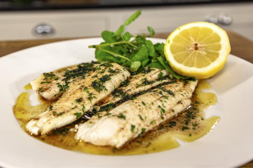 Tongschar meunière met ovenfrietjes en sla